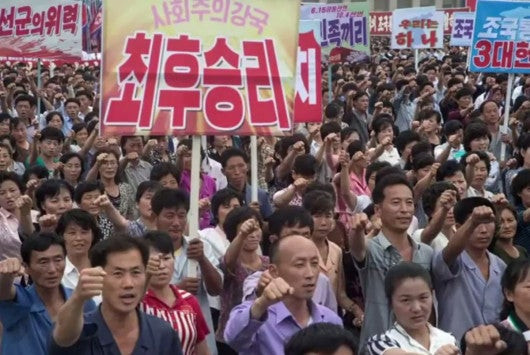 Βόρεια Κορέα: Χιλιάδες κόσμος διαμαρτυρήθηκαν εναντίον των ΗΠΑ για την έναρξη του πολέμου της Κορέας το 1950